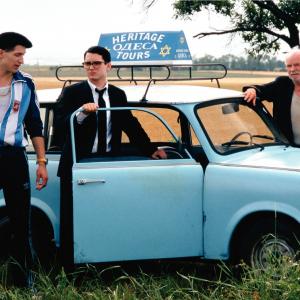 Still of Elijah Wood, Boris Leskin and Eugene Hutz in Everything Is Illuminated (2005)