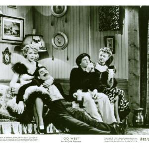 Still of Groucho Marx, Iris Adrian, June MacCloy and Chico Marx in Go West (1940)