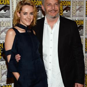 Jena Malone and Francis Lawrence at event of Bado zaidynes. Ugnies medziokle (2013)