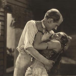 Still of Miles Mander and Virginia Valli in The Pleasure Garden (1925)