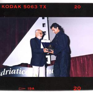 Mario Monicelli gives the VELA d'ORO to Davide Manuli, winner of Bellaria Film Festival in 1999.