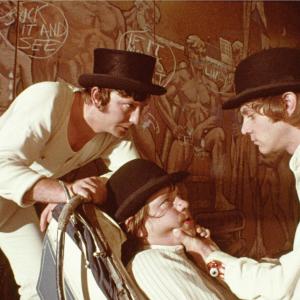 Still of Malcolm McDowell, Warren Clarke and James Marcus in Prisukamas apelsinas (1971)