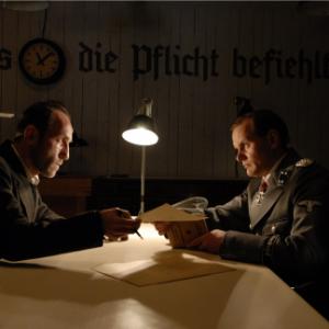 Still of Karl Markovics and Devid Striesow in Die Fälscher (2007)