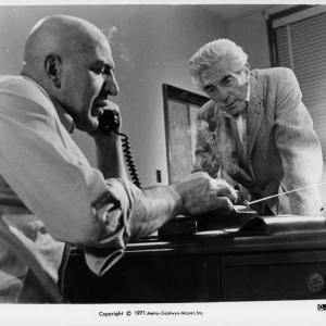 Still of Telly Savalas and John Marley in L'etrusco uccide ancora (1972)