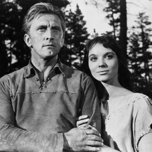Still of Kirk Douglas and Elsa Martinelli in The Indian Fighter (1955)