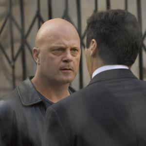 Still of Michael Chiklis and Benito Martinez in Skydas (2002)