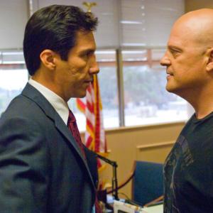 Still of Michael Chiklis and Benito Martinez in Skydas (2002)