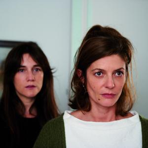 Still of Charlotte Gainsbourg and Chiara Mastroianni in 3 coeurs 2014