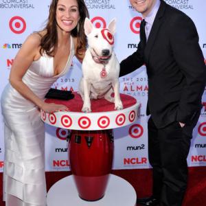 Mia Mastroianni with producer David J Phillips and the Target Dog at the 2013 ALMA Awards