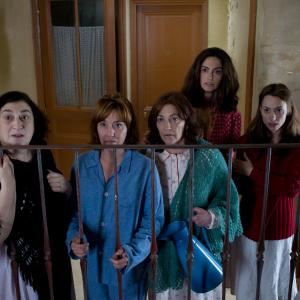 Still of Lola Dueñas, Carmen Maura, Berta Ojea, Natalia Verbeke and Nuria Solé in Les femmes du 6e étage (2010)