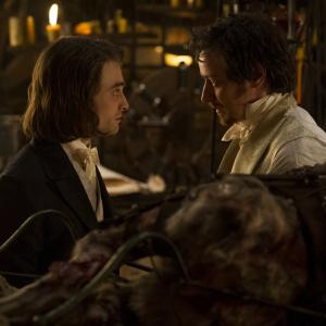Still of James McAvoy and Daniel Radcliffe in Viktoras Frankensteinas (2015)