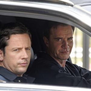 Still of Tim DeKay and Ross McCall in Aferistas (2009)