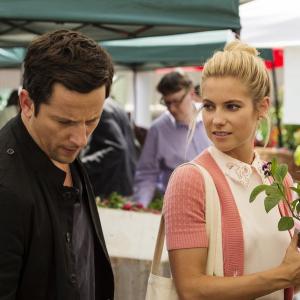 Still of Ross McCall and Laura Ramsey in Aferistas (2009)