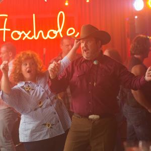 Still of Melissa McCarthy and Eric Stonestreet in Tapatybes vagile 2013