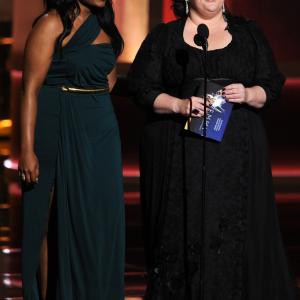 Melissa McCarthy and Mindy Kaling at event of The 64th Primetime Emmy Awards (2012)