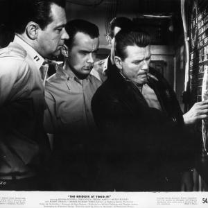Still of William Holden and Charles McGraw in The Bridges at Toko-Ri (1954)