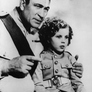 Still of Shirley Temple and Victor McLaglen in Wee Willie Winkie 1937