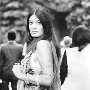 Marisa Mell in Bella ricca lieve difetto fisico cerca anima gemella 1973
