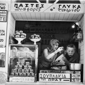 Still of Jules Dassin and Melina Mercouri in Pote tin Kyriaki (1960)