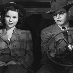 Still of Shirley Temple and Dickie Moore in Miss Annie Rooney (1942)