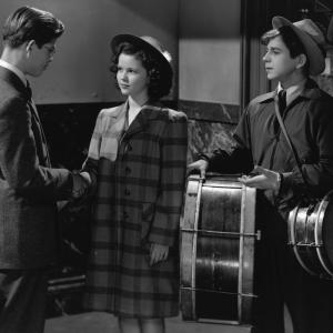 Still of Shirley Temple and Dickie Moore in Miss Annie Rooney 1942