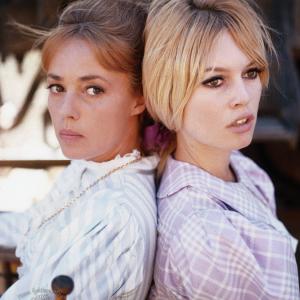Still of Brigitte Bardot and Jeanne Moreau in Viva Maria! 1965