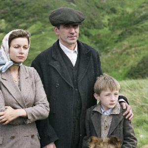 Still of John Lynch, Samantha Morton and Jonathan Mason in Lassie (2005)