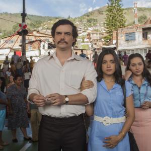 Still of Wagner Moura and Paulina Gaitan in Narcos (2015)