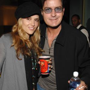 Charlie Sheen and Brooke Mueller at event of Saw IV (2007)