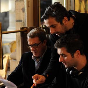 Still of François Cluzet, Olivier Nakache and Eric Toledano in Nelieciamieji (2011)