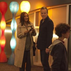 Still of Kiefer Sutherland, Meera Simhan and David Mazouz in Touch (2012)