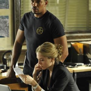 Still of Laz Alonso and Brooke Nevin in Pabegimo karaliai 2011