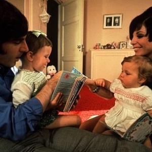 2995-60 JOAN COLLINS,HUSBAND ANTHONY NEWLEY AND THEIR CHILDREN / 1968