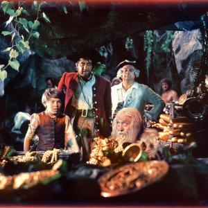 Still of Bobby Driscoll and Robert Newton in Treasure Island (1950)