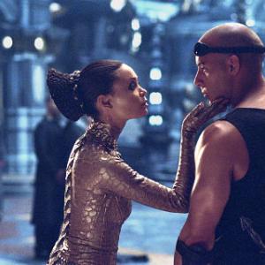 Still of Vin Diesel and Thandie Newton in Rydiko kronikos 2004