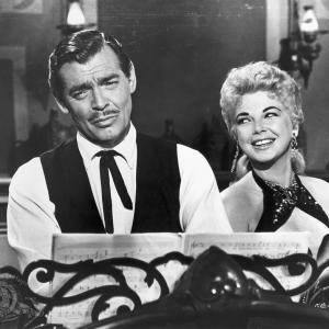 Still of Clark Gable and Barbara Nichols in The King and Four Queens 1956