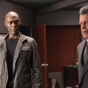 Still of John Noble and Lance Reddick in Ties riba 2008