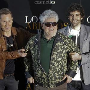 Tamar Novas with Pedro Almodóvar and Rubén Ochandiano