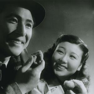 Still of Chieko Nakakita and Isao Numasaki in Subarashiki nichiyocircbi 1947