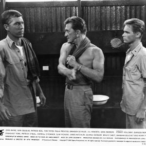 Still of Kirk Douglas, Brandon De Wilde and Patrick O'Neal in In Harm's Way (1965)