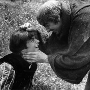 Still of Milo O'Shea and Leonard Whiting in Romeo and Juliet (1968)