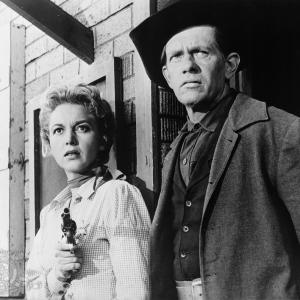 Still of Beverly Garland and George Offerman Jr. in Gunslinger (1956)