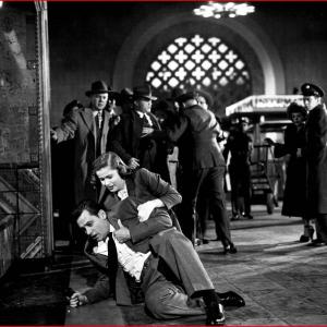 Still of William Holden and Nancy Olson in Union Station 1950