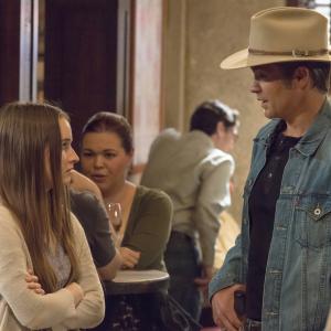 Still of Timothy Olyphant and Kaitlyn Dever in Justified (2010)