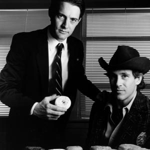 Still of Kyle MacLachlan and Michael Ontkean in Twin Pykso miestelis 1990