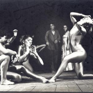 (sul fondo)Antonio Orfanò con Diletta Petronio e (in primo piano-da sinistra)Salvatore Di Meo,Laura Armeni,Eleonora Lisi/ in una scena di 