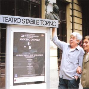 Torino Antonio Orfan con MrGinettoresponsabile tecnico del Carignanodavanti al Teatro Carignano