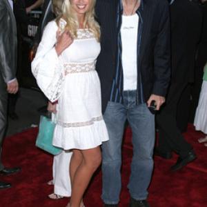 Howard Stern and Beth Stern at event of Pasauliu karas (2005)