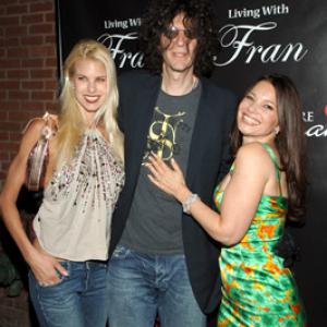 Fran Drescher, Howard Stern and Beth Stern at event of Living with Fran (2005)