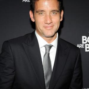 Clive Owen at event of The Boys Are Back (2009)